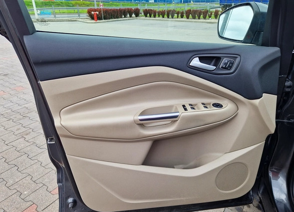 Ford Kuga cena 61900 przebieg: 120000, rok produkcji 2017 z Warszawa małe 211